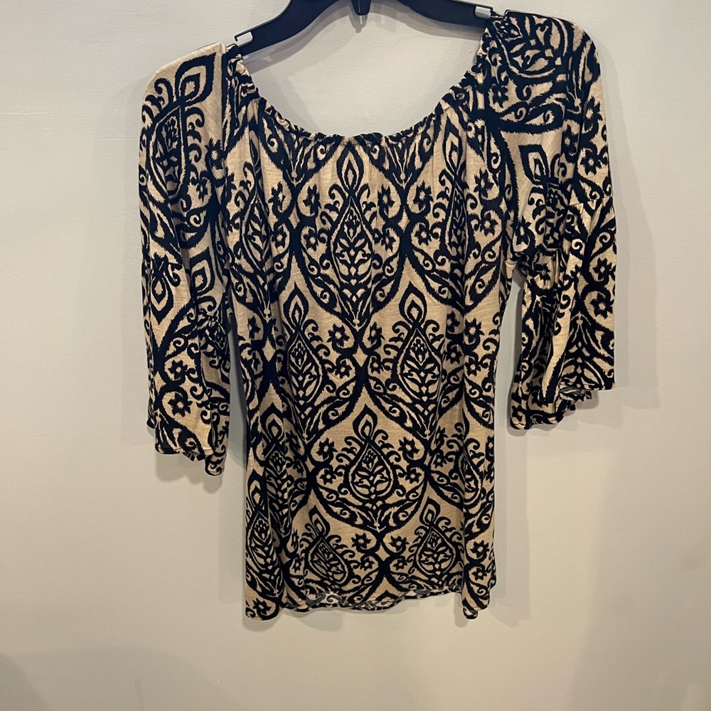 BEAUTIFUL teacup sleeve blouse
